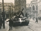 Jeden ze sovtských tank v srpnu 1968 ped Pranou bránou.