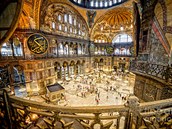 Období, kdy byla Hagia Sofia meitou pipomínají jen kaligrafické nápisy v...