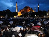 lenové Erdoganovy vládnoucí strany volají po tom, aby se z Hagia Sofia opt...