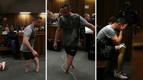 Oscar Pistorius musel u soudu ukazovat, jak se pohybuje bez protéz.