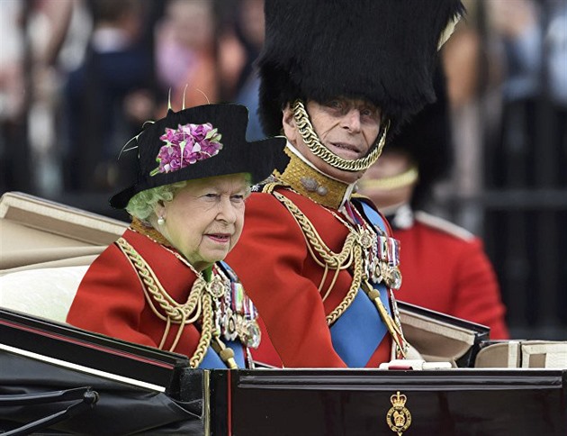 Uniforma prince Philipa je o poznn pardnj, tak pro se neoblct po vzoru...