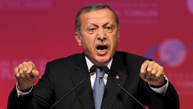 Turecký prezident Erdogan vyuil potlaeného pue k upevnní moci. Nevylouil dokonce ani trest smrti pro puisty.