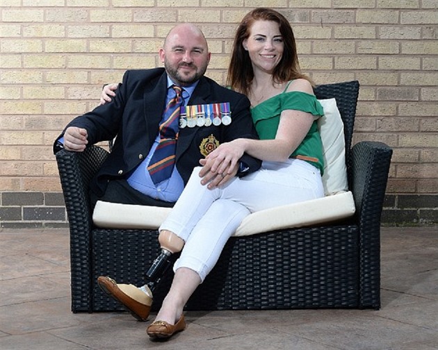 Rick Clement a Hannah Campbellová jsou oba válení veteráni, kteí ve válce v...