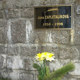 Pomnk vychovatelky, kterou zavradil chovanec Chrastavy.