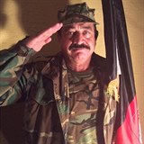 Mateen star asto pzuje ve vojenskm s vlajkou Afghnistnu a fand tamn...
