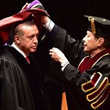 Tureck prezident Recep Tayyip Erdogan pi udlovn estnho doktortu. Ten mu...