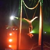 Akrobatick kousek v cirkusu Berousek se tentokrt nepovedl.