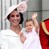 Malá Charlotte nakonec davu před branami Buckinghamského paláce dokonce i...