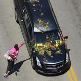 Auto s rakví zasypaly květiny.