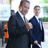 Arnold Schwarzenegger dorazil s úsměvem na rtu.