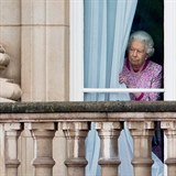 Britsk krlovna sledovala slavnost zpoza zvsu Buckinghamskho palce.