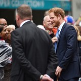 Princ Harry se pozdravil s lidmi na slavnosti.