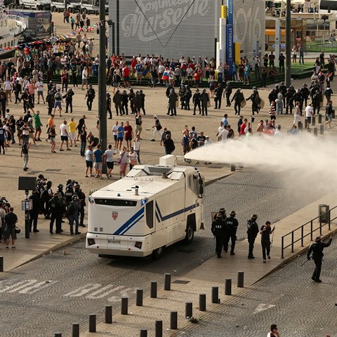 V Marseille pouili policist i vodn dlo.