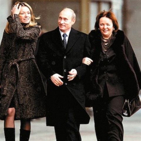Putin se star dcerou Mariou a dnes ji bvalou manelkou Ljudmilou dnes.