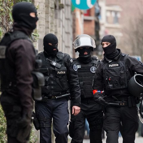 V Bruselu se opt zatkali terorist. Po non razii policist zadreli 12...