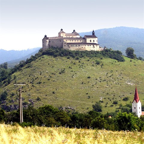 Jeden z nejkrsnjch slovenskch stedovkch hrad Krsna Hrka pedtm, ne...