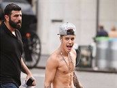Bieber u má telecí léta za sebou, te se pere.