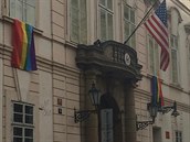 Na americké ambasád krom vlajky Spojených stát zavlály i duhové prapory...