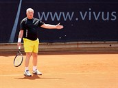 I v 75 letech si Klaus hru tenisu uívá.