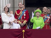 Královská rodina si pehlídku náleit uívala z balkónu Buckinghamského paláce.