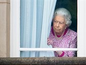 Britská královna sledovala slavnost zpoza závsu.