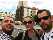 Adéla se objevila na instagramu Leoe Maree. Pijela si do Prahy léit zlomené...