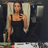 V současnosti nejznámější nositelkou korzetů je Kim Kardashian. Ta je ale nosí...