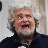 Předsedou populistického Hnutí pěti hvězd je bývalý italský komik Beppe Grillo.