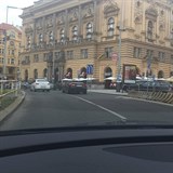 Nedvat pozor v tradin hustm provozu v centru Prahy je velmi riskantn.