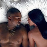 Kanye West v posteli s Kim a Taylor Swift. A nejen s nimi...