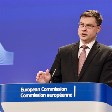 Junckerv pank a lotysk eurokomisa Valdis Dombrovskis.