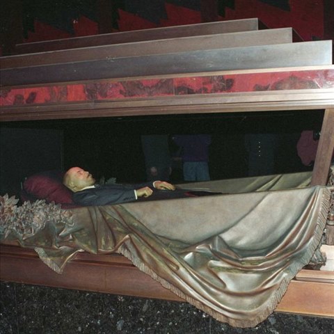 Leninovo tlo je uloeno v klimatizovanm sklennm sarkofgu. Ten chtl len...