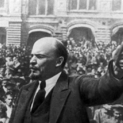 Vdce bolevick revoluce Lenin zemel v roce 1924 a jeho tlo bylo balzamovno...