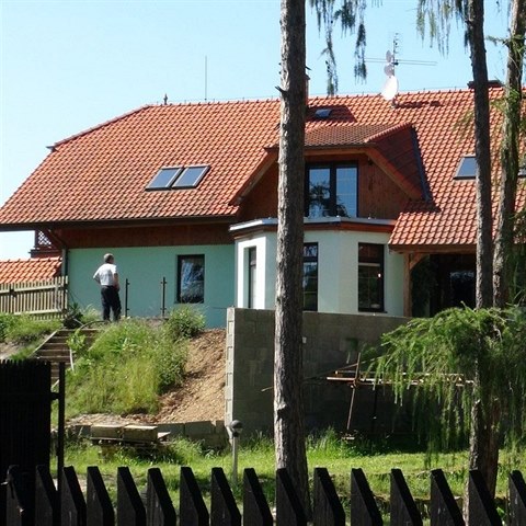 Ve �tvrtek odpoledne policie p�ijala telefon�t, �e v dom� v obci Hudlice byla nalezena mrtv� t�la dvou mu��.