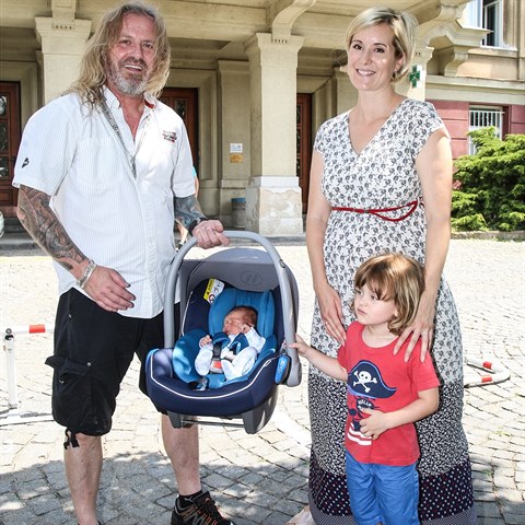 Vojtek si v sobotu pivezl z porodnice novorozenho syna Bertka i s maminkou.