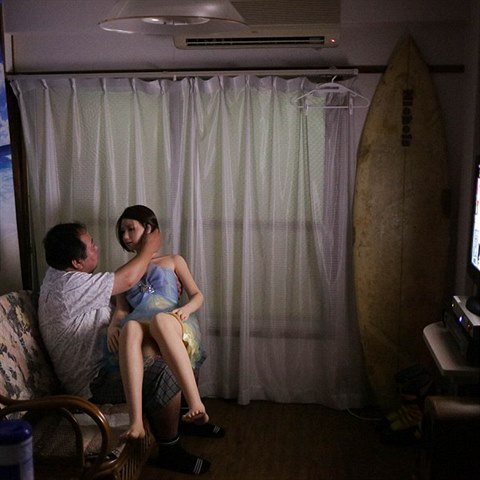 Senji Nakajima se zamiloval do Saori, sexu�ln� pom�cky.