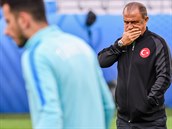 Trenér Turecka Fatih Terim eí problémy v týmu. Potíe má s hrái i novinái.