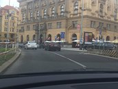 Nedávat pozor v tradin hustém provozu v centru Prahy je velmi riskantní.