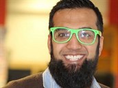 Muslim stídá barevné brýle.
