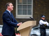Britský premiér David Cameron odeel s hlavou vzpímenou.