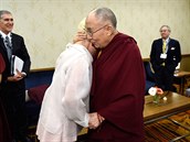 Lady Gagu pítomnost Dalai Lamy dojala k slzám.