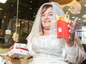 Joseph a Louise Shaptonovi z Velké Británie mli veselku v McDonalds.