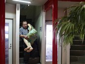 Senji Nakajima bere svoji partnerku na pravidelné výlety.