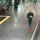 Jeden z útočníků na letišti v Istanbulu těsně před útokem.