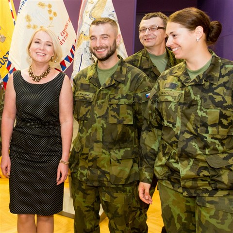 Poslankyně Jana Černochová mezi záložními vojáky a vojačkami.
