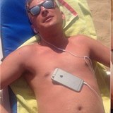 Britský turista usnul na pláži s mobilem na břiše. Opálil se i se šňůrkou od...