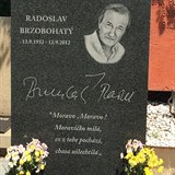 Hrob Radoslava Brzobohatho zdob povadl kvtiny.