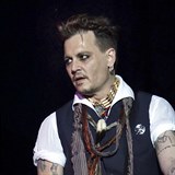 Johnny Depp jako frontman kapely Hollwyood Vampires.