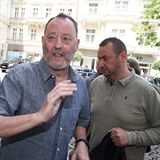 Dlouhooekvan herec Jean Reno ped hotelem Pupp se svoj osobn ochrankou.