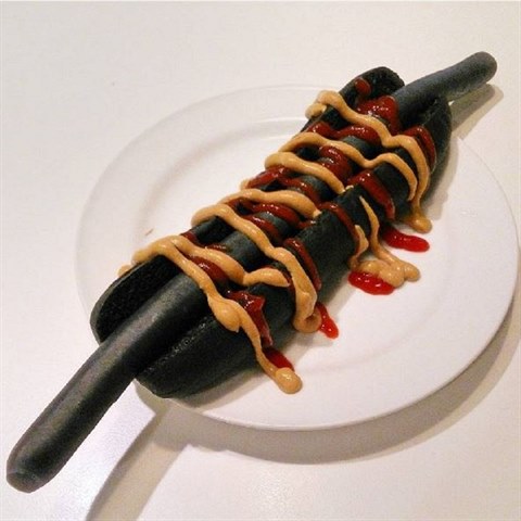 Mezi Japonci veel ern hot dog ve znmost pod pezdvkou ninja prek.